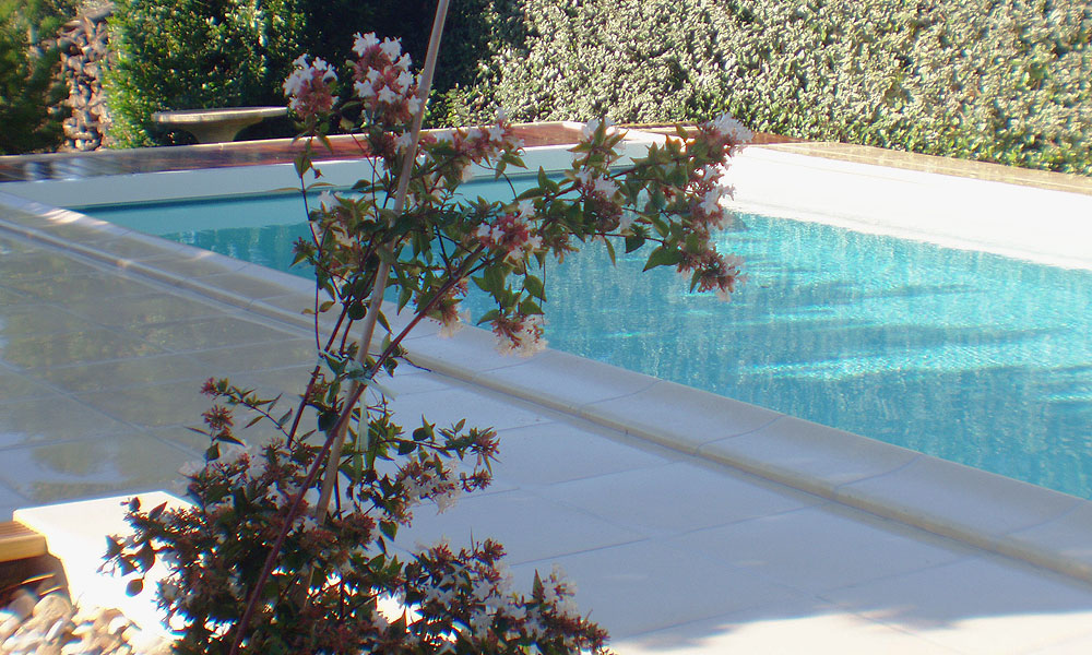 margelle de piscine en carrelage
