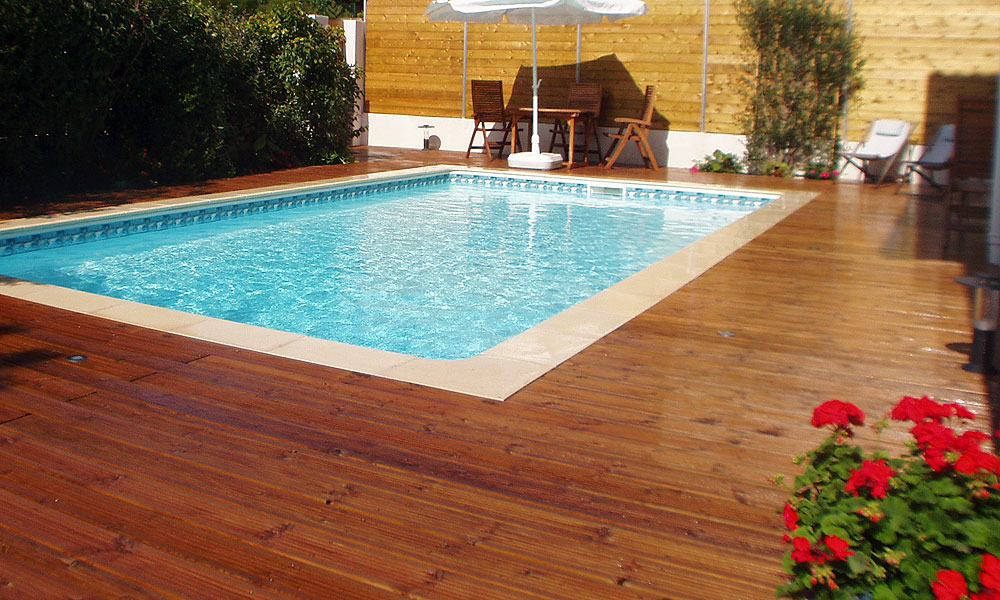 Plage de piscine en lames de bois exotique