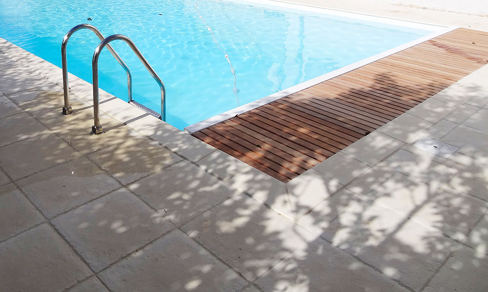 margelle de piscine en pierre et bois exotique