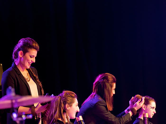 Axel, coiffeur à domicile à Bordeaux. Crédit photo : chaumontphilippe@sfr.fr