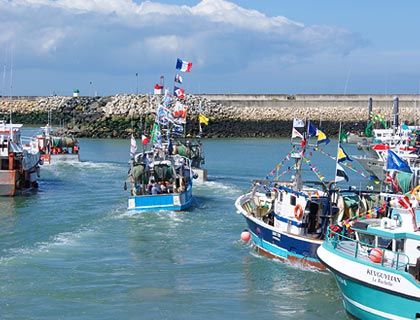 Coureauleurs qui rentrent au port de peche de la Rochelle